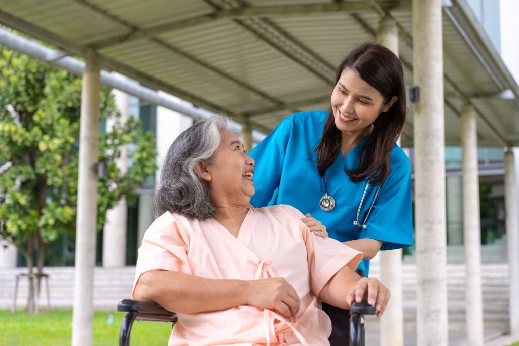 Benefits of Choosing Senior Assisted Living Apartments Over Traditional Care